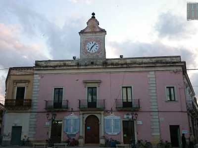 Abbandoniamo cos� la strada dei bar per ritornare in piazza del Popolo. Qui si affaccia il palazzo dell'ex municipio, oggi casa dell'associazione Domenico Modugno